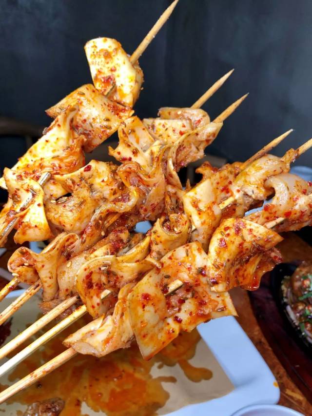 知道他家为啥号称长春第一大筋皮子吗?炸虫子,竹筒酒.狂造!