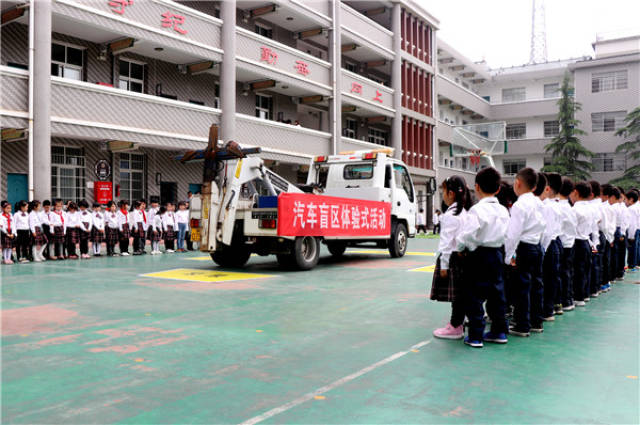 常德交警走进育英小学开展交通安全体验活动