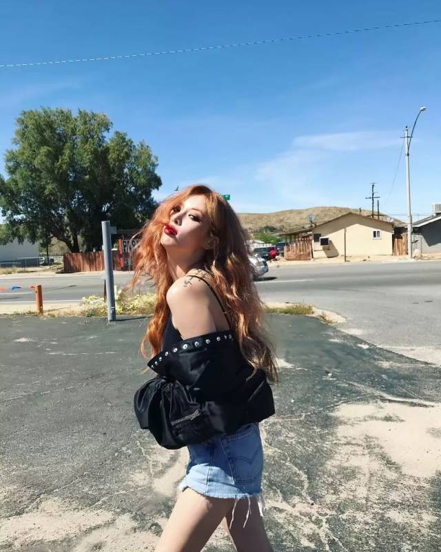 泫雅的衣服居然敢这么穿?看我牛仔外套72变!