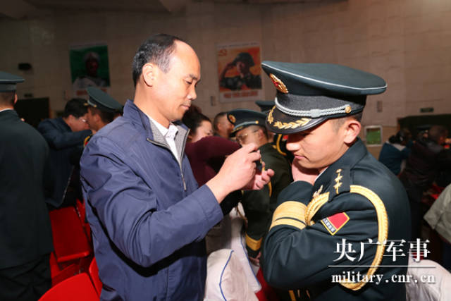 火箭军某部邀请军属参加授衔仪式共享荣光时刻