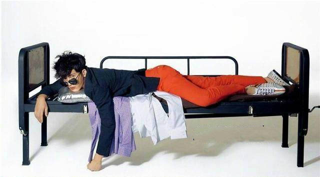 没法,有些人就是天生翘臀,也不用凹造型,只要趴下来,好风光都一览无余