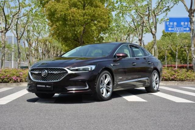 原创4/2变缸发动机 后排按摩座椅 试驾不到30万的"平民迈巴赫"!