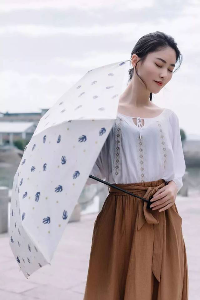 给小姐姐撑伞的正确姿势