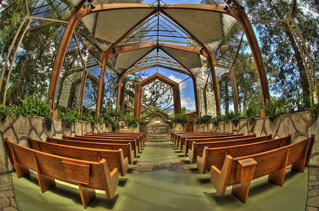 国内外各类梦幻的玻璃教堂,是玻璃幕墙让其颜值美得动人