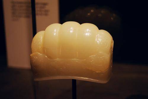 冠,冕,弁,帻四种,其中"冠"是专门供贵族戴的帽子,汉代的时候,冠的种类