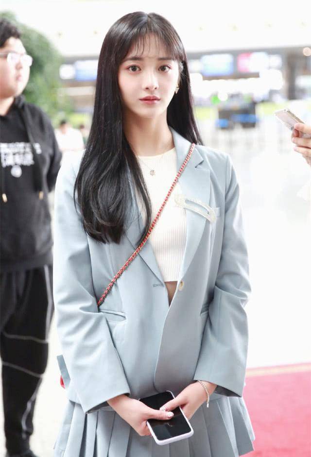 周洁琼剪齐刘海走机场美成"初恋脸",现场补妆,仙女也是人啊