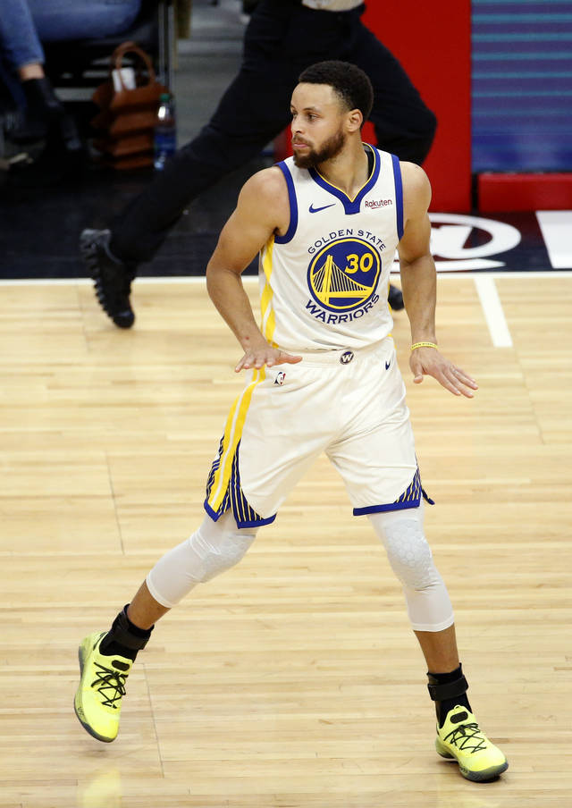 4月26日,勇士队球员库里(左一)在比赛中上篮.