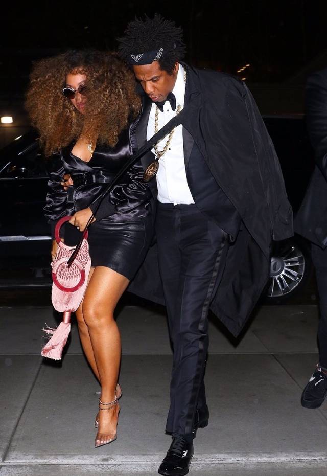 碧昂斯和老公Jay-Z上街约会！同款泡面头太抢眼，身材也长胖不少_ 