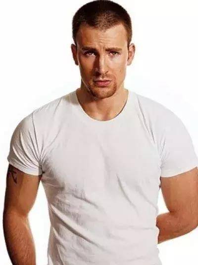 克里斯·埃文斯(chris evans)必须要有壮硕的臂膀,胸肌和分明的腹肌