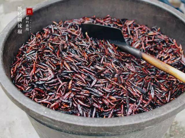 贵州这位大姐制作煳辣椒有20年,连手板心都有一股辛辣味道