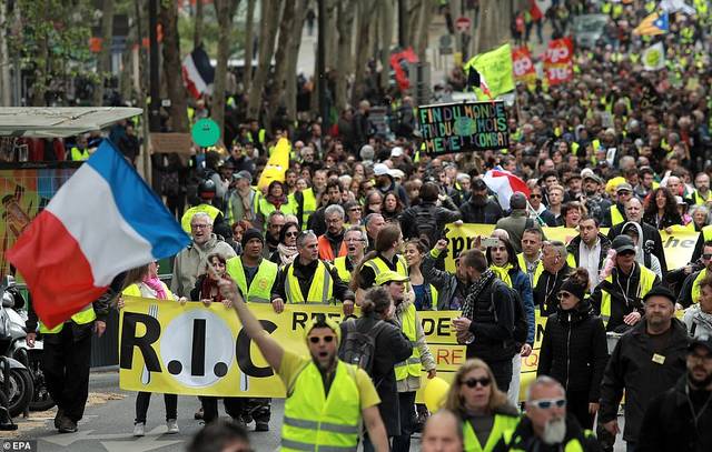 法国黄马甲抗议进入第24周 警方再用催泪瓦斯