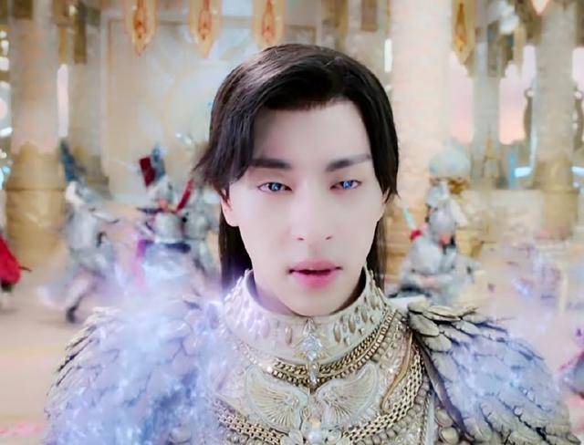 《香蜜》:邓伦黑化眼睛变蓝,罗云熙黑化眼神变绿,却都输给了她_手机