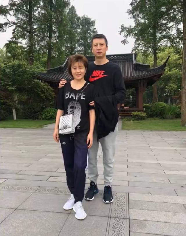 郭士强一家三口游玩妻子颜高气质好看着很年轻女儿超像爸