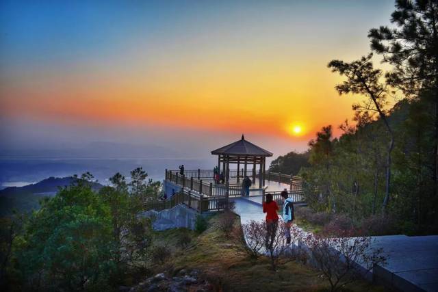 分布着鼓岭国家级旅游度假区,鼓山风景名胜区,福州国家森林公园,皇帝