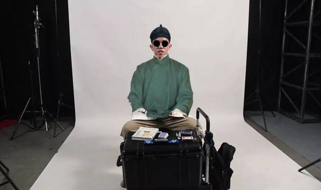 不过还别说,戴上小圆墨镜, 顶着瓜皮帽,再换上一袭长衫 这个"算命先生