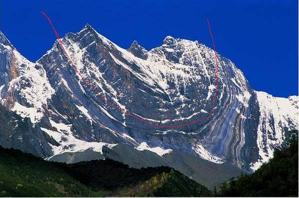 后在褶皱弯曲处,因不堪自重,被硬生折断山崩了