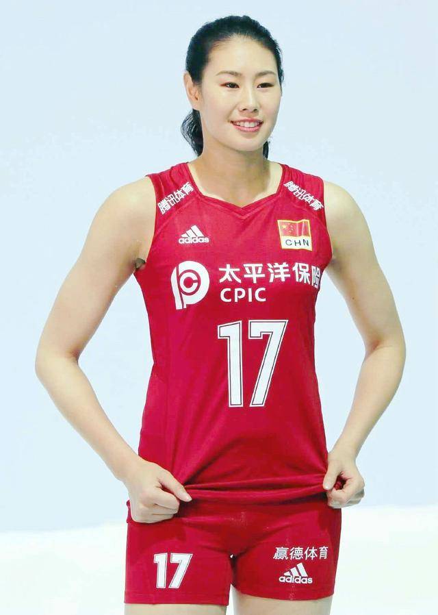 2019女排新服装揭秘,款型突变显身材,四赞助商抢占展示位!