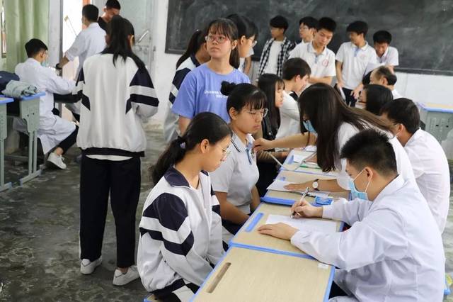 【快讯】洪冶中学开展学生体检工作