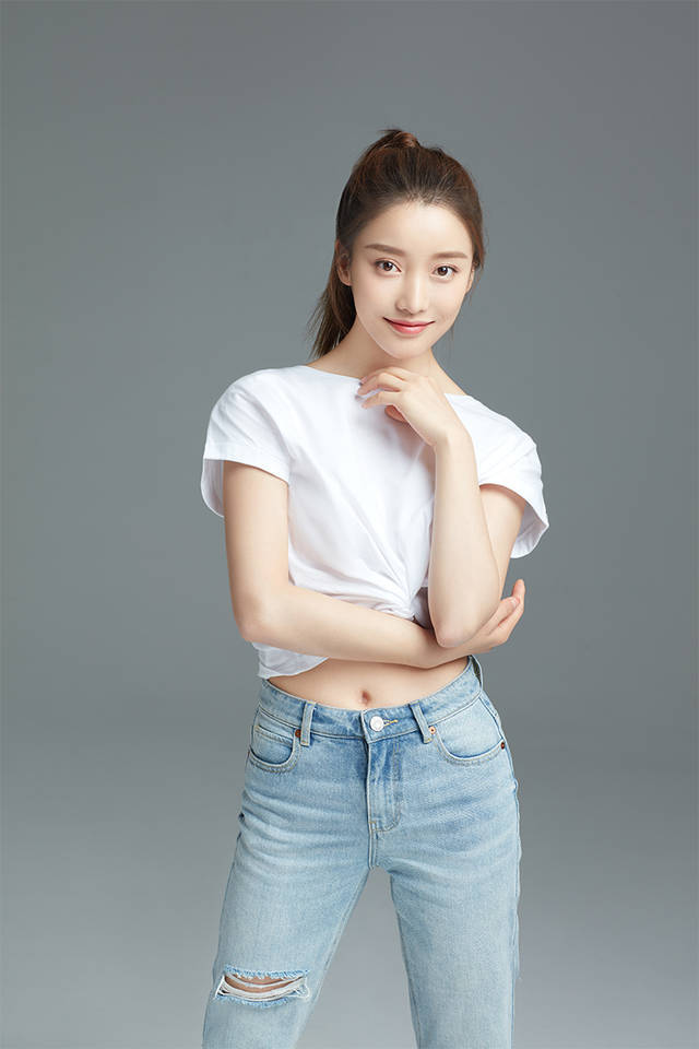 姜贞羽曝光一组最新写真清新可爱元气十足新剧热播穿搭受好评