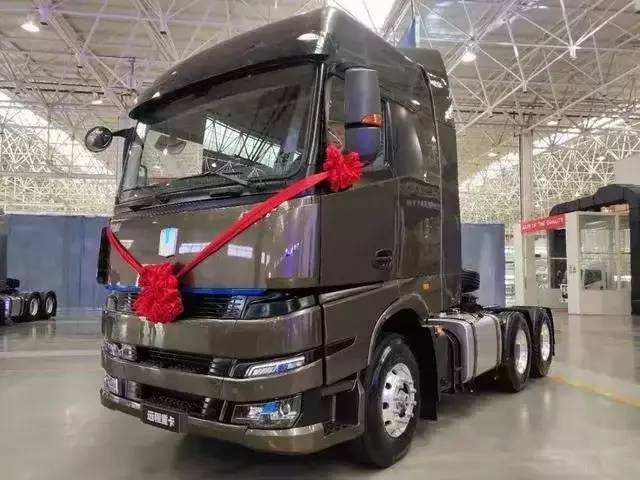 吉利四川南充基地宣布,全球首款m100甲醇重卡牵引车正式下线并开启