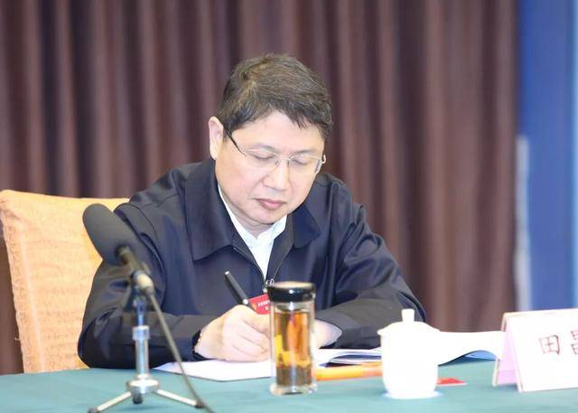 覃文萍主持会议,省法院党组副书记,副院长田昌兵,一级巡视员程宝清