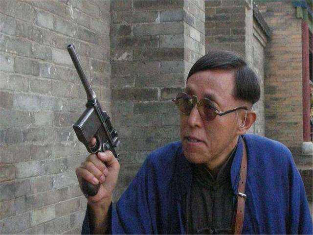 史上最大的汉奸,变卖家产为日本鬼子捐40架飞机,受到天皇的召见_手机