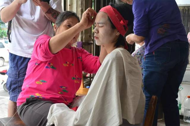 粉刺及角质层去除的手艺,南方称"拔面毛""开面",此外还有"拉面""挽面"