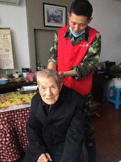 【劳动者的一天】男护工:把老人当成自己父母