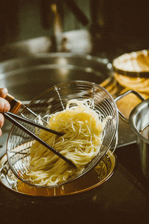 煮面时,面条现打即用,炉火恰当,逐碗落锅,过水后不带水,即煮即上桌.