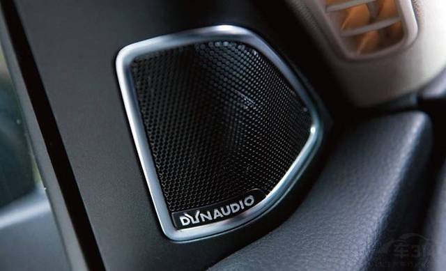 丹拿的第一款车载音响是搭载在1996年版本的沃尔沃c70的车型上,这款