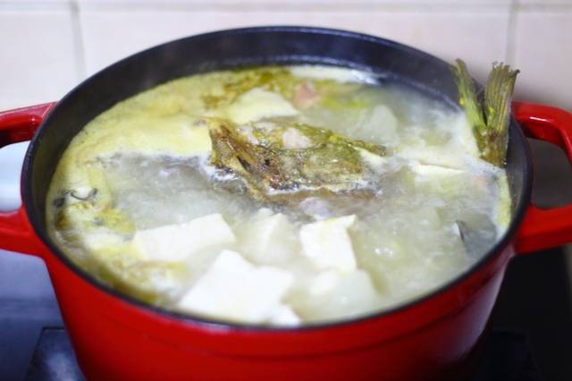 油,太多炖出来的汤喝起来比较油腻,清淡的鱼汤喝起来还带着一丝甜味