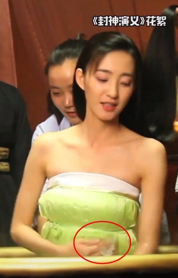 拍沐浴戏用加湿器都弱爆,看到王丽坤的真洗,网友:这才是好演员