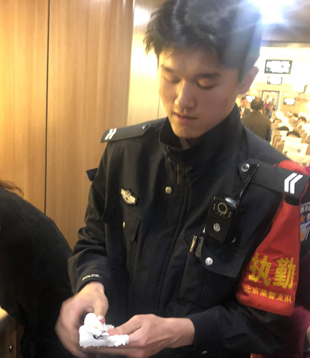 佩戴16年的玉石吊坠掉入高铁厕所 乘警辅警一个半小时轮换数次帮取出