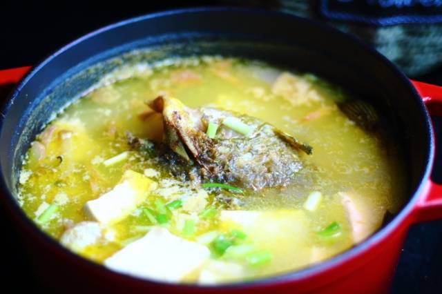 油,太多炖出来的汤喝起来比较油腻,清淡的鱼汤喝起来还带着一丝甜味