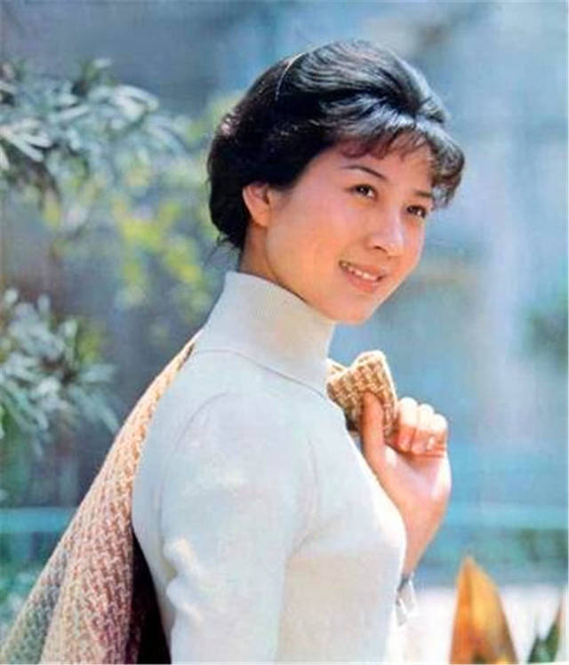 一个快被遗忘的女星,19岁出道红遍全国,今65岁