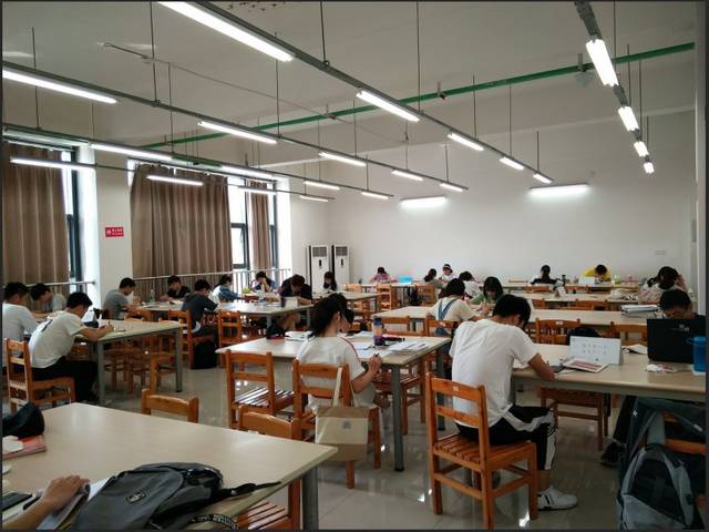 同学们在自习室学习