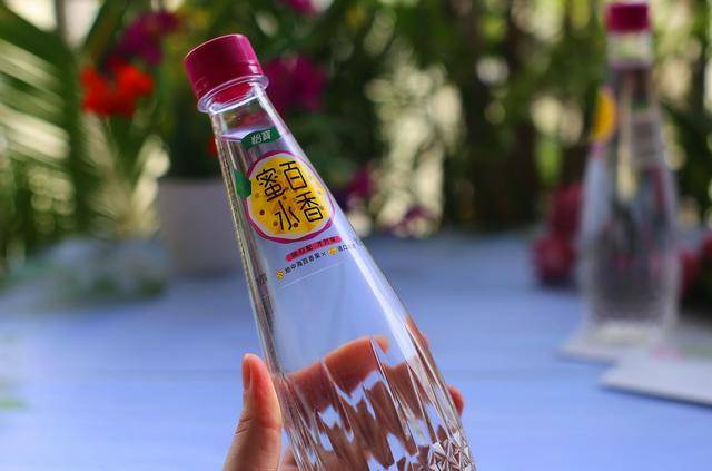 而来自怡宝品牌的蜜水百香,不仅采用了百香果与进口优质蜂蜜搭配,清甜