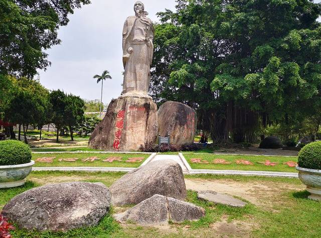 濒临海门湾,因峰顶石开裂状似莲花而得名;更以民族英雄文天祥曾至此"