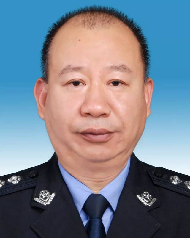 历任西畴县林业局副局长,董马乡党委副书记,乡长等职.