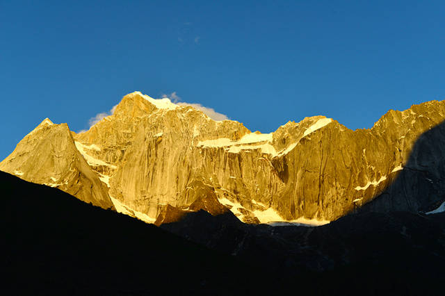 美景欣赏四姑娘山日照金山