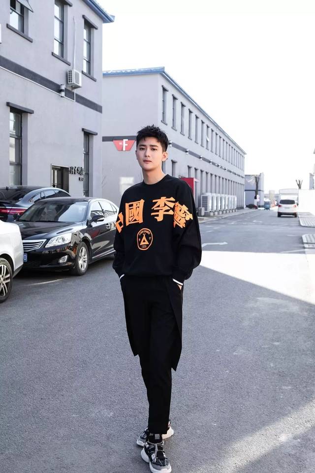 看看他们如何做到越"盘"越型 阿 云 嘎 尽显盘古百搭气质 / 胡 先 煦