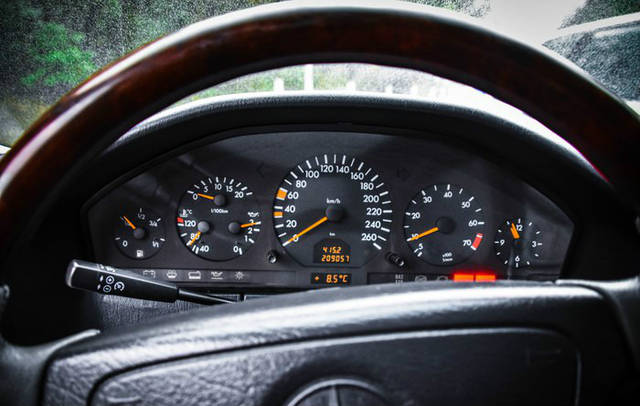 260的表底放在今天,也是够唬人的.毕竟5.0v8的发动机,不是吃素的.