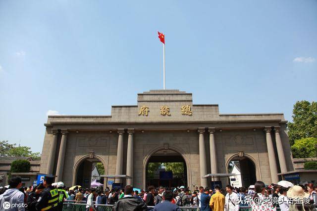 2019年的"五一"长假 南京总统府景区游人如潮 交通都挤"段"了