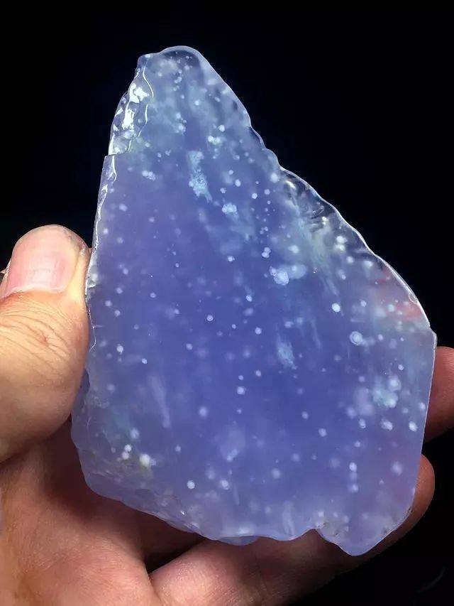 大家一个莫西沙正厂雪花棉蓝紫的紫罗兰料,亲自解出来的一块翡翠原石