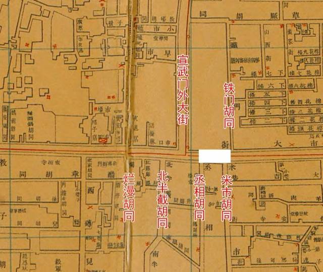 从历史地图看,在菜市口的丁字路口, 宣武门外大街正对的是店铺,路南往