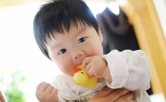 家长们知道宝宝第一颗乳牙在出生后第几个月萌