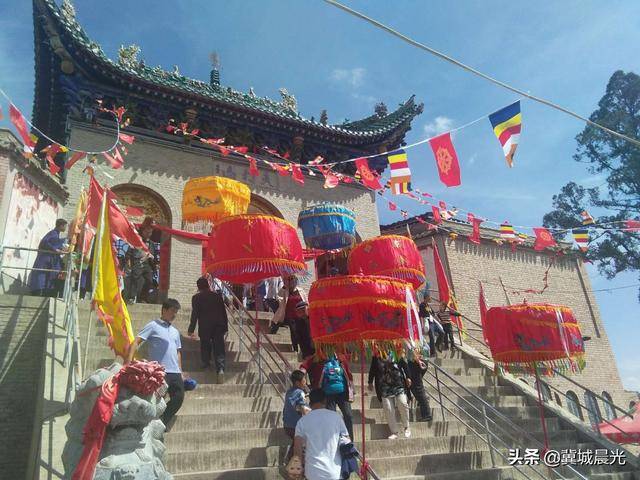 甘谷天门山与泰山有着深厚渊源,因为天门山顶有东岳庙,即泰山神.