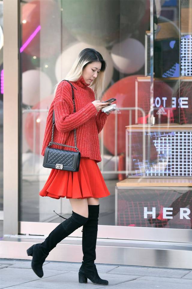 街拍67小姐姐穿着红色针织毛衣搭配一条红色a字裙时尚漂亮