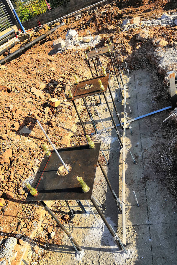 预埋件的时候砸一根镀锌地线越深越好然后镀锌底线还需要和旗杆进行