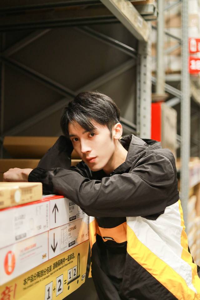 康曦少年团崔绍阳发布一组帅气写真,阳光小哥哥化身